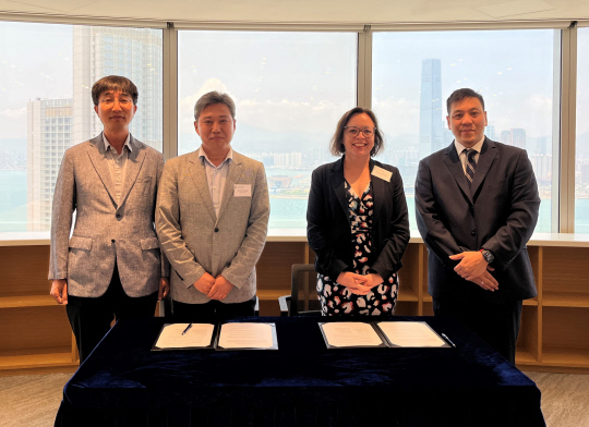 박찬기(왼쪽부터) KISA 연구위원, 성윤기 사무국장, 마리엘 딤지 ADNDRC 사무국장, 에릭 응 사무부국장이 협약을 맺고 기념촬영하고 있다. KISA 제공